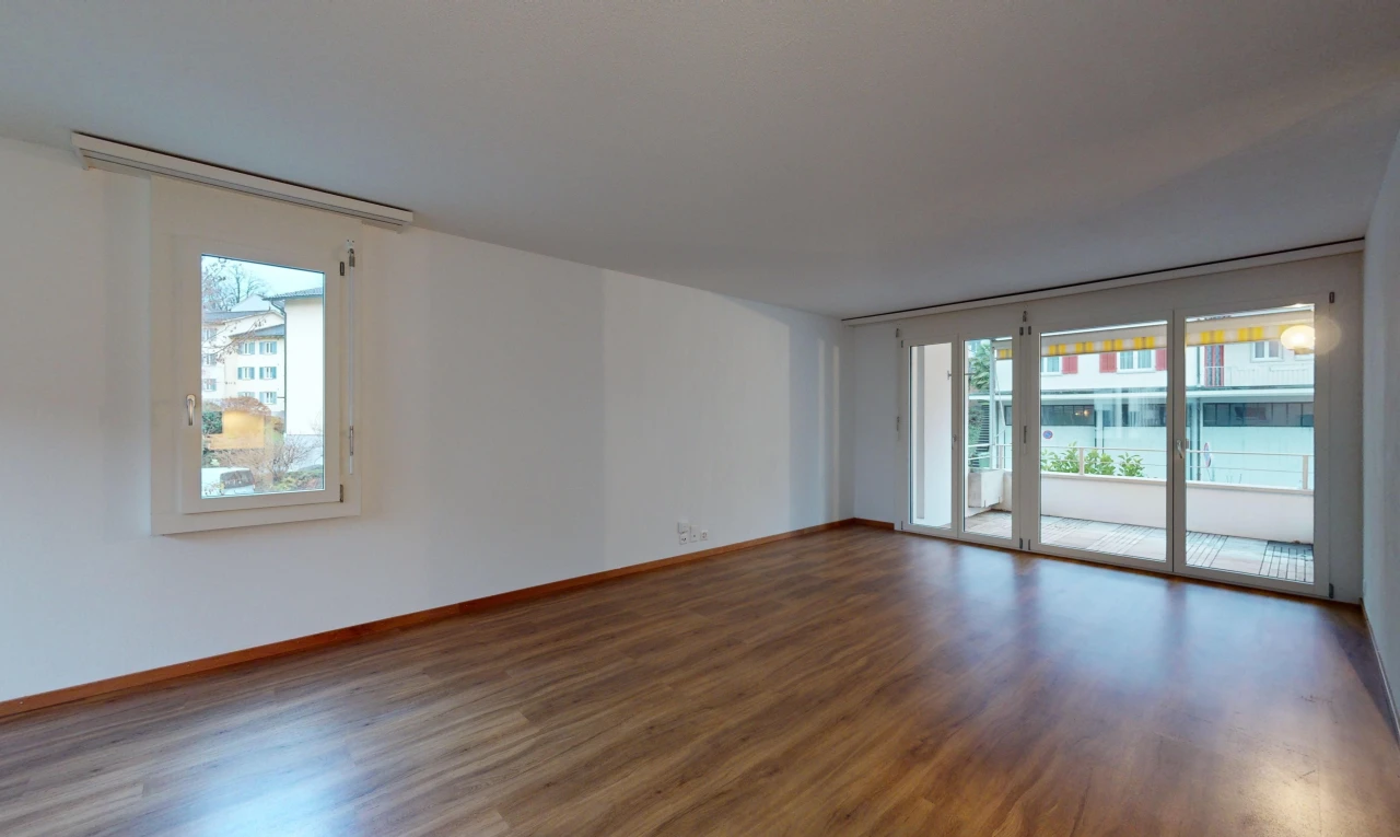 pièce vide avec lumière naturelle et plancher de bois