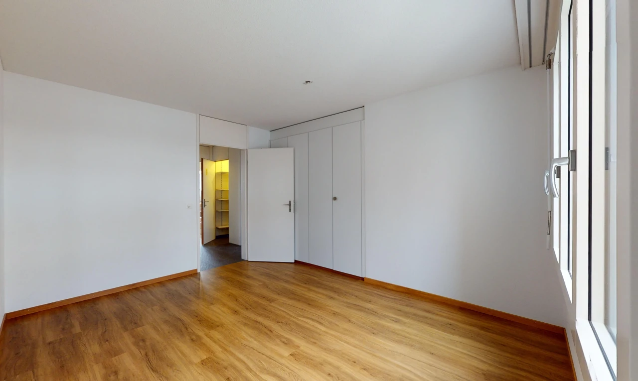 pièce vide avec lumière naturelle et plancher de bois