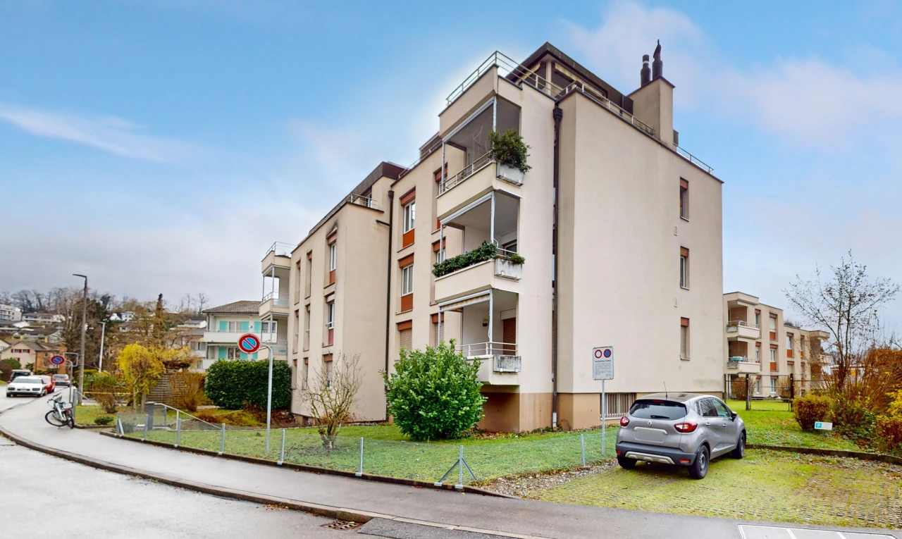 extérieur du bâtiment avec clôture