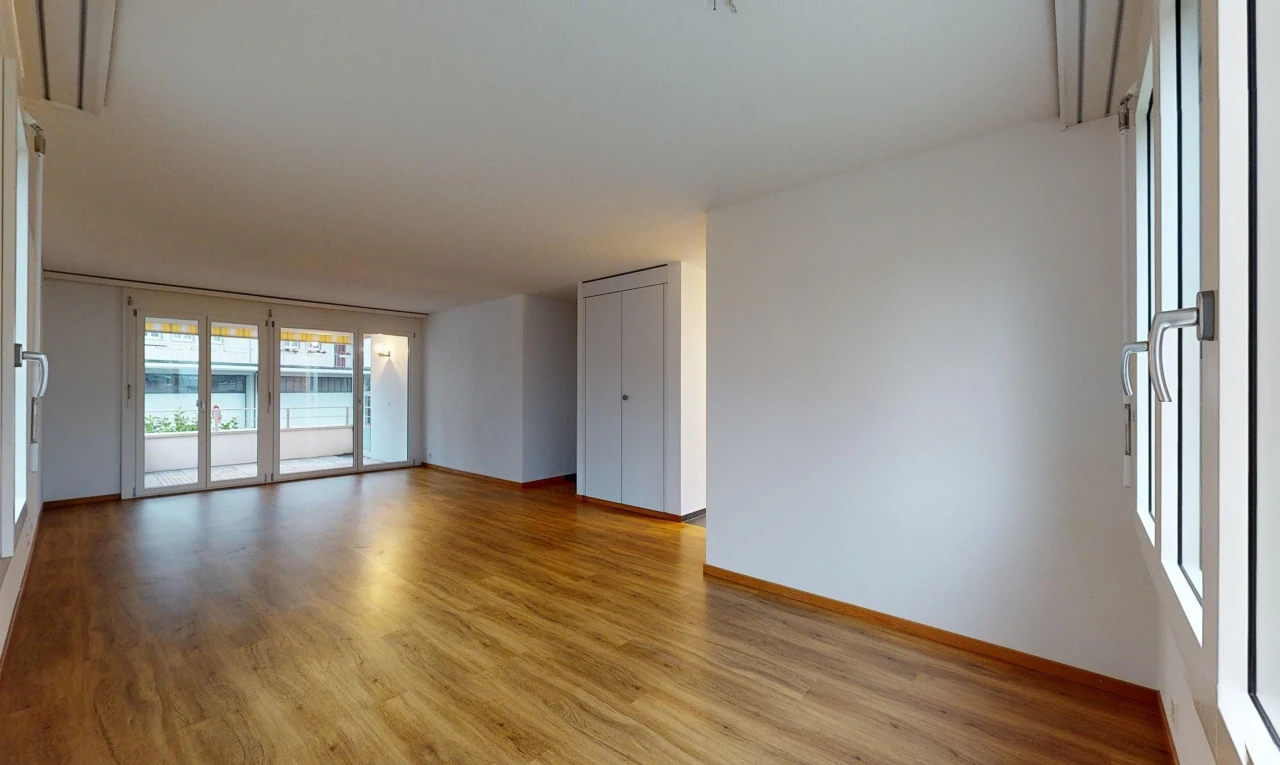 pièce vide avec lumière naturelle et plancher de bois