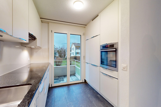 küche mit ofen, natürliches licht, und weiße schränke