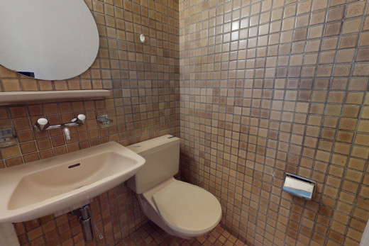 bad mit spiegel, fliesenwand, waschbecken, toilette, und fliesenboden