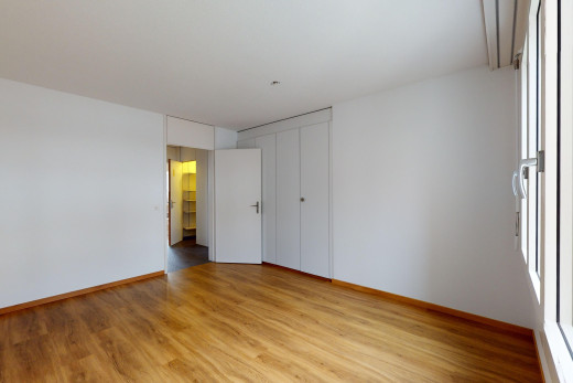 leerer raum mit parkettboden und natürliches licht