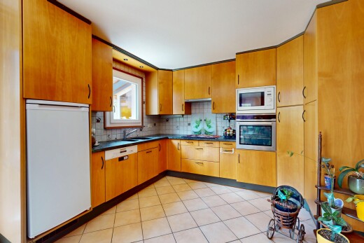 küche mit küchenrückwand beim Herd, küchenrückwand beim herd, kühlschrank, ofen, und inside property