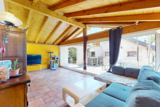 wohnzimmer mit dachschräge, vaulted ceiling, balkendecke, beamed ceiling, und natürliches licht