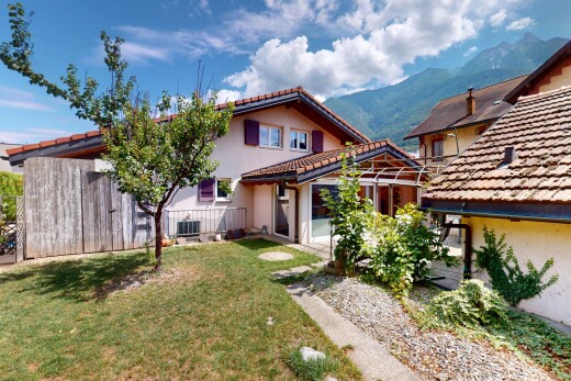 außenansicht mit mountain view, blick auf die berge, stuckverkleidung, day time, und rasen