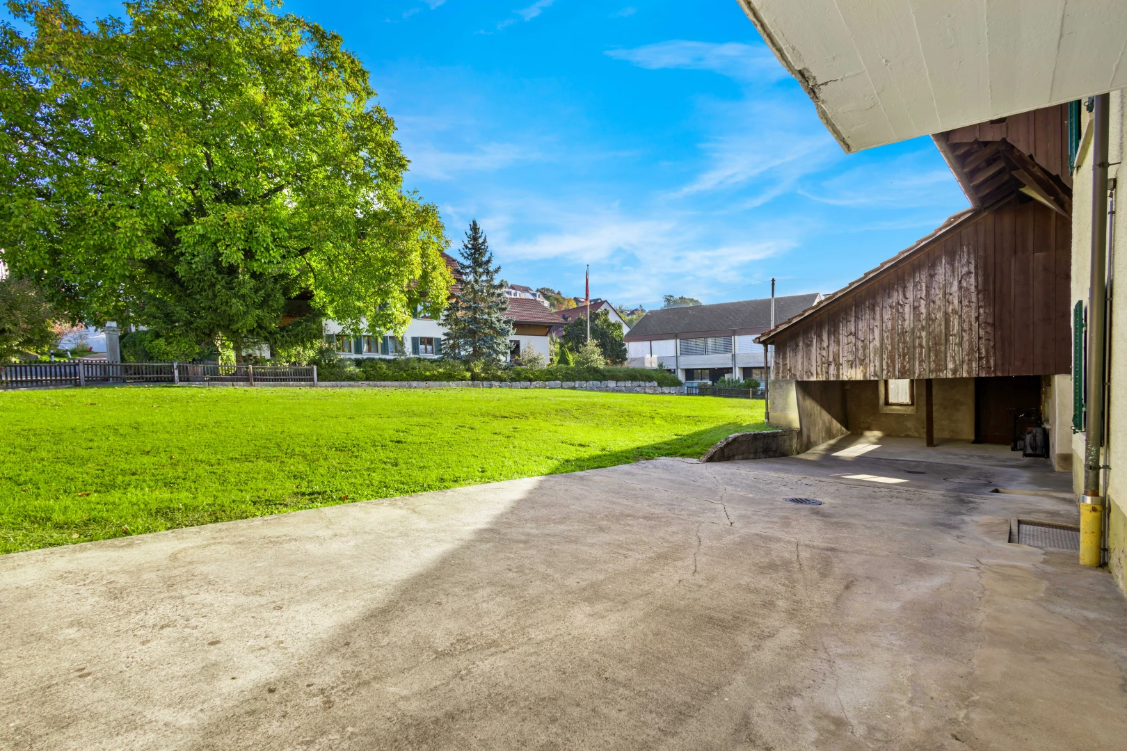 terrasse avec clôture, patio, et pelouse