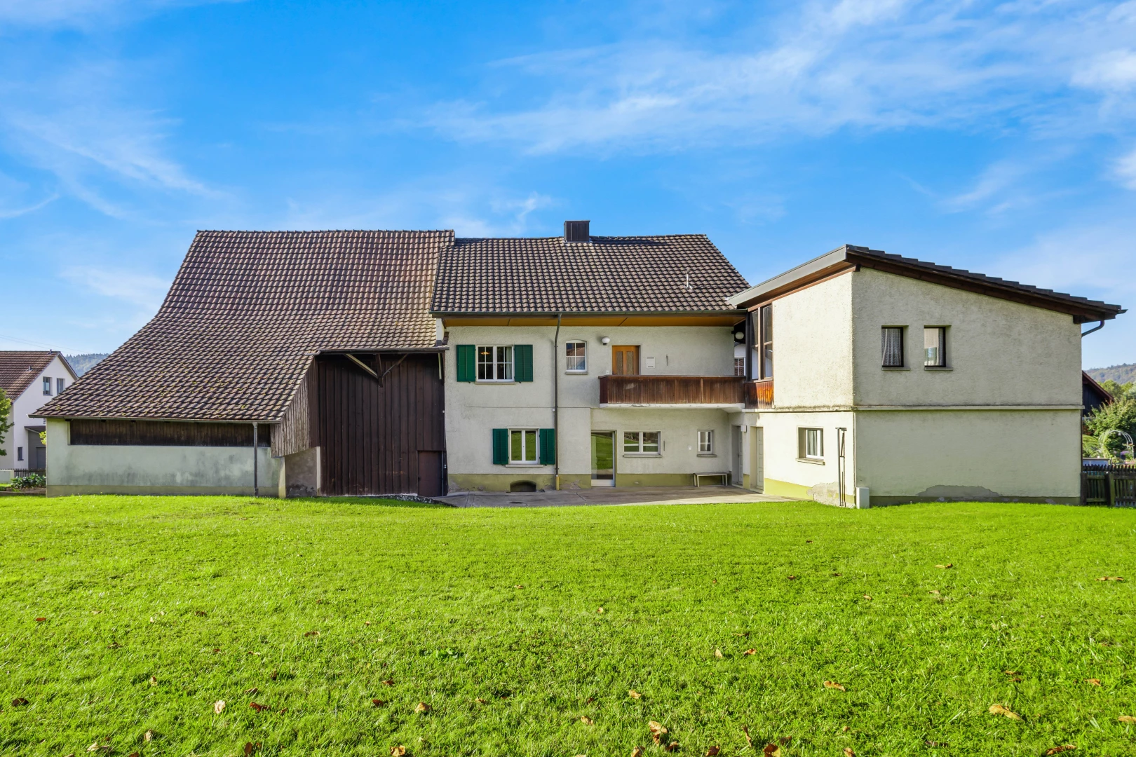 façade avec patio et pelouse