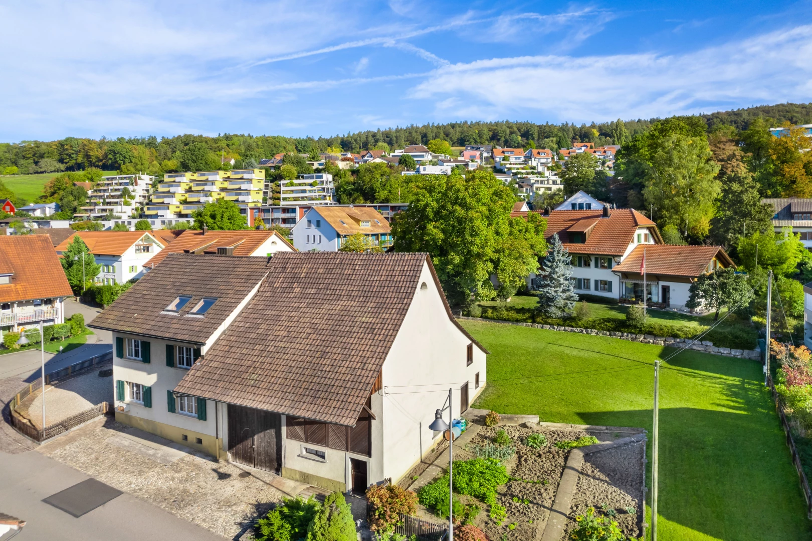 façade avec vue résidentielle et pelouse