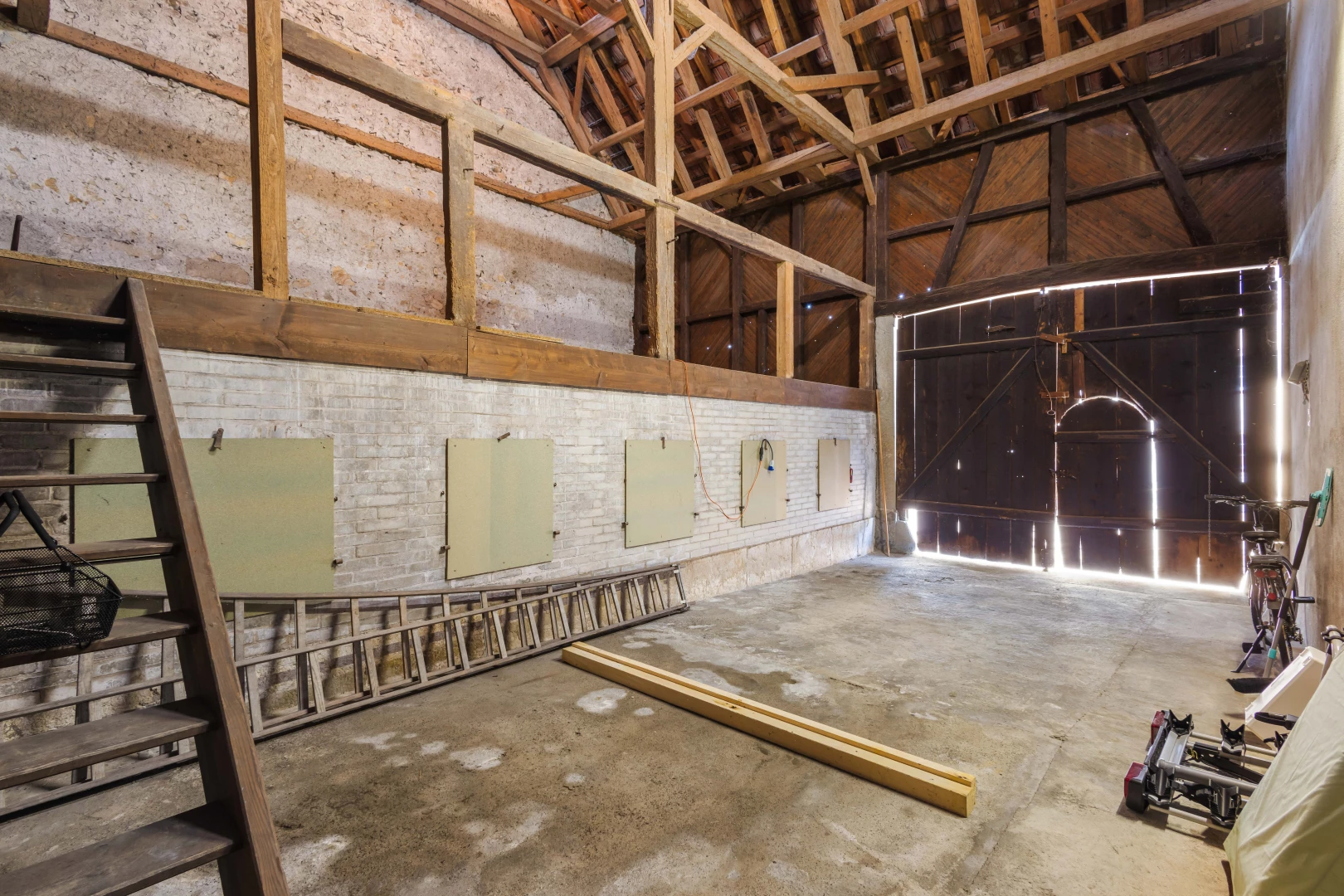 espace intérieur avec plafond en béton