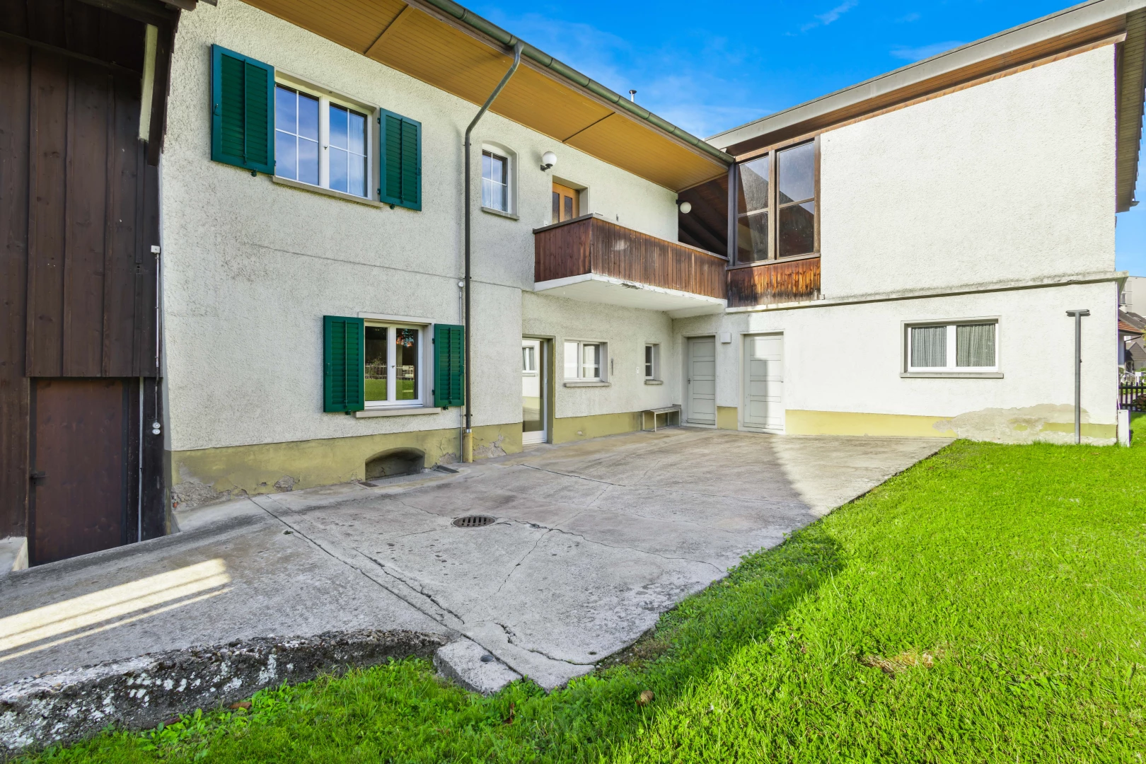 espace extérieur avec patio et pelouse