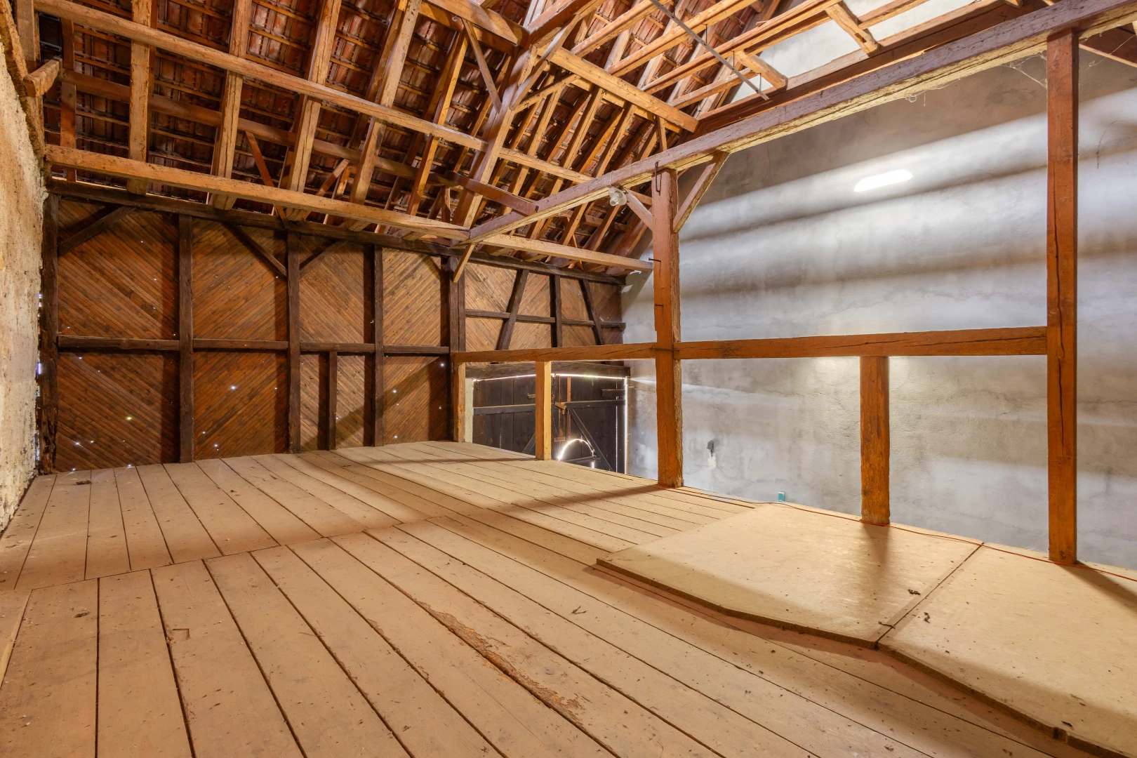 espace intérieur avec plancher de bois