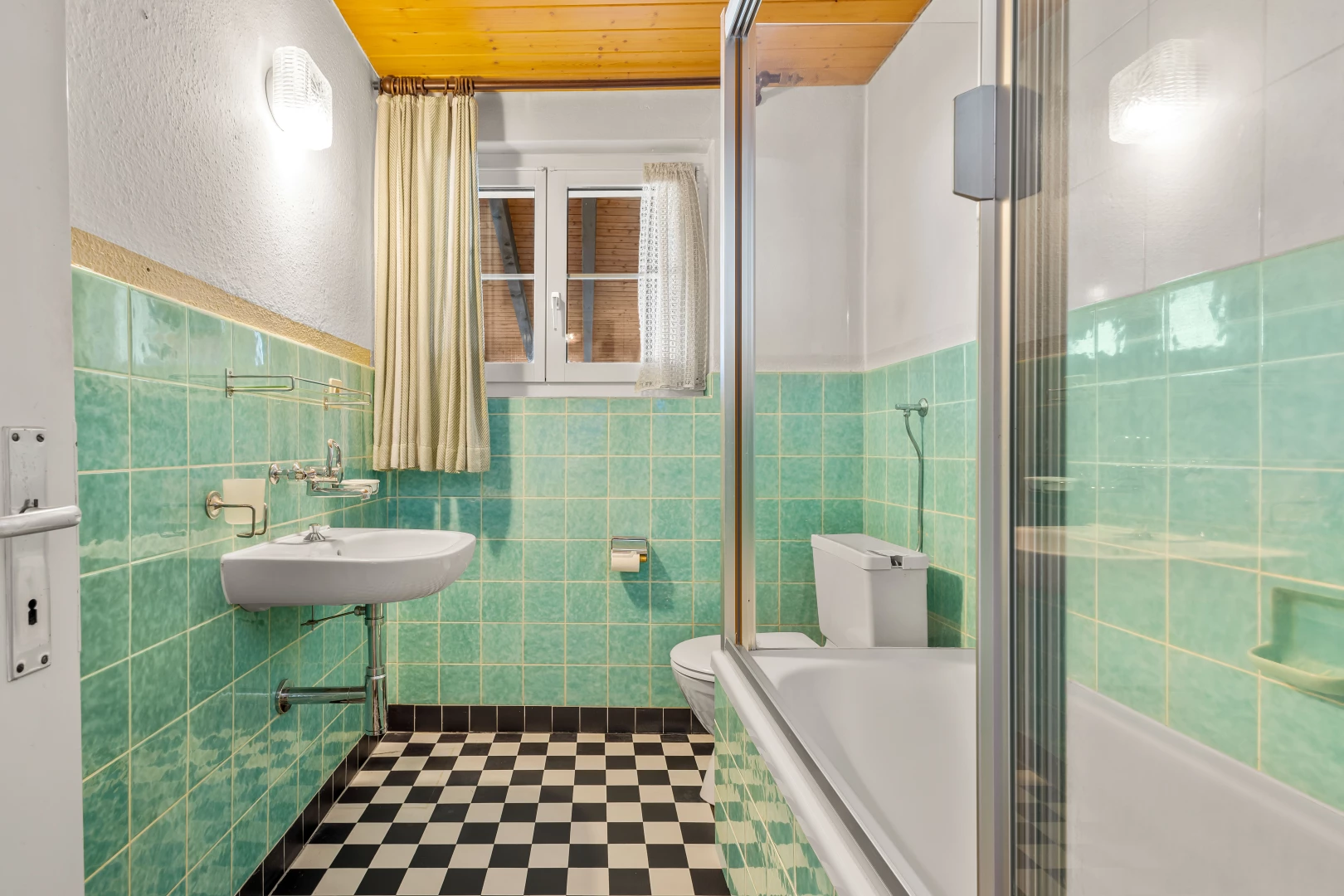 salle de bain avec miroir, toilettes, mur carrelé, carrelage, et vasque