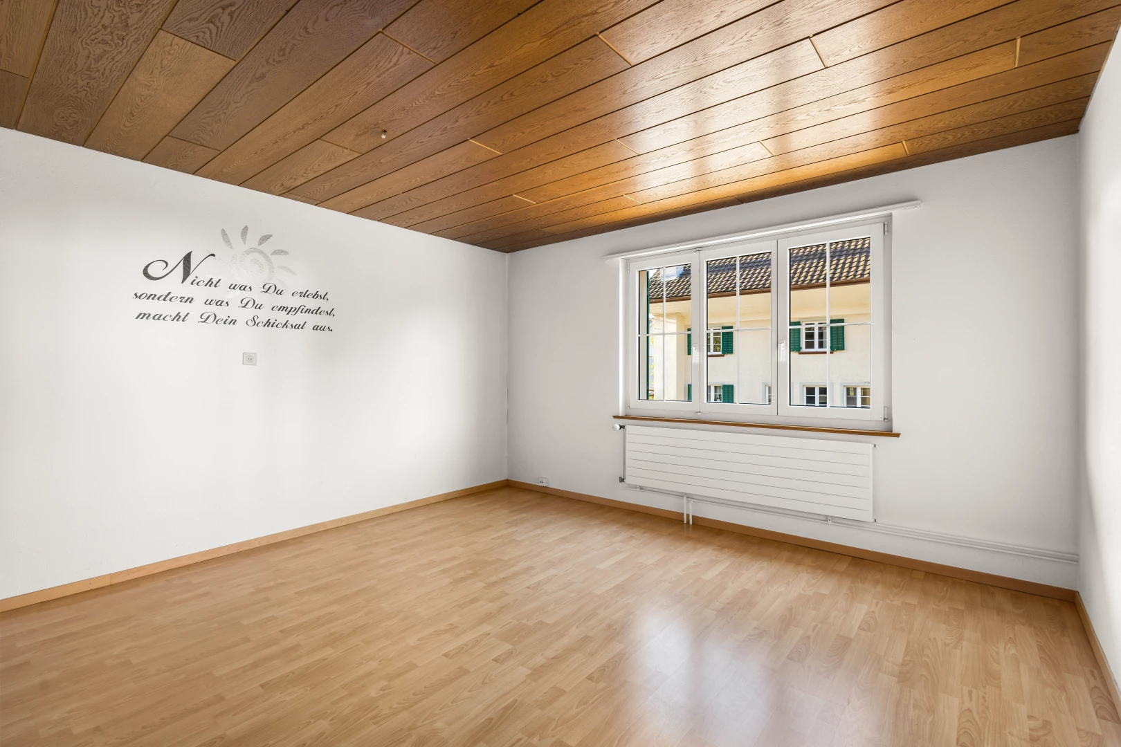 pièce vide avec plancher de bois, plafond de bois, radiateur, et lumière naturelle