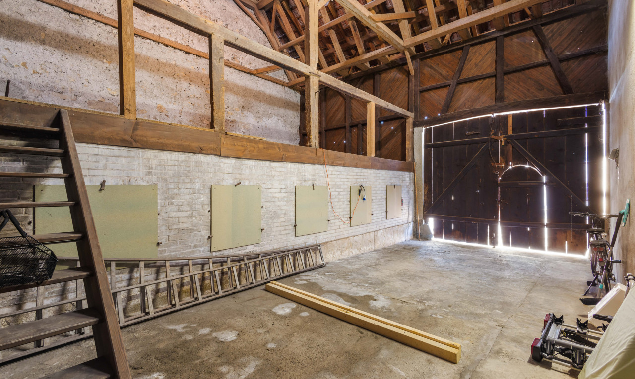 espace intérieur avec plafond en béton