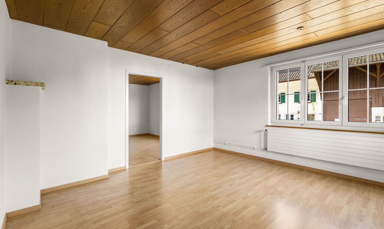 pièce vide avec plancher de bois, plafond de bois, et lumière naturelle