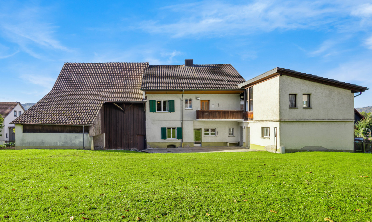 façade avec patio et pelouse