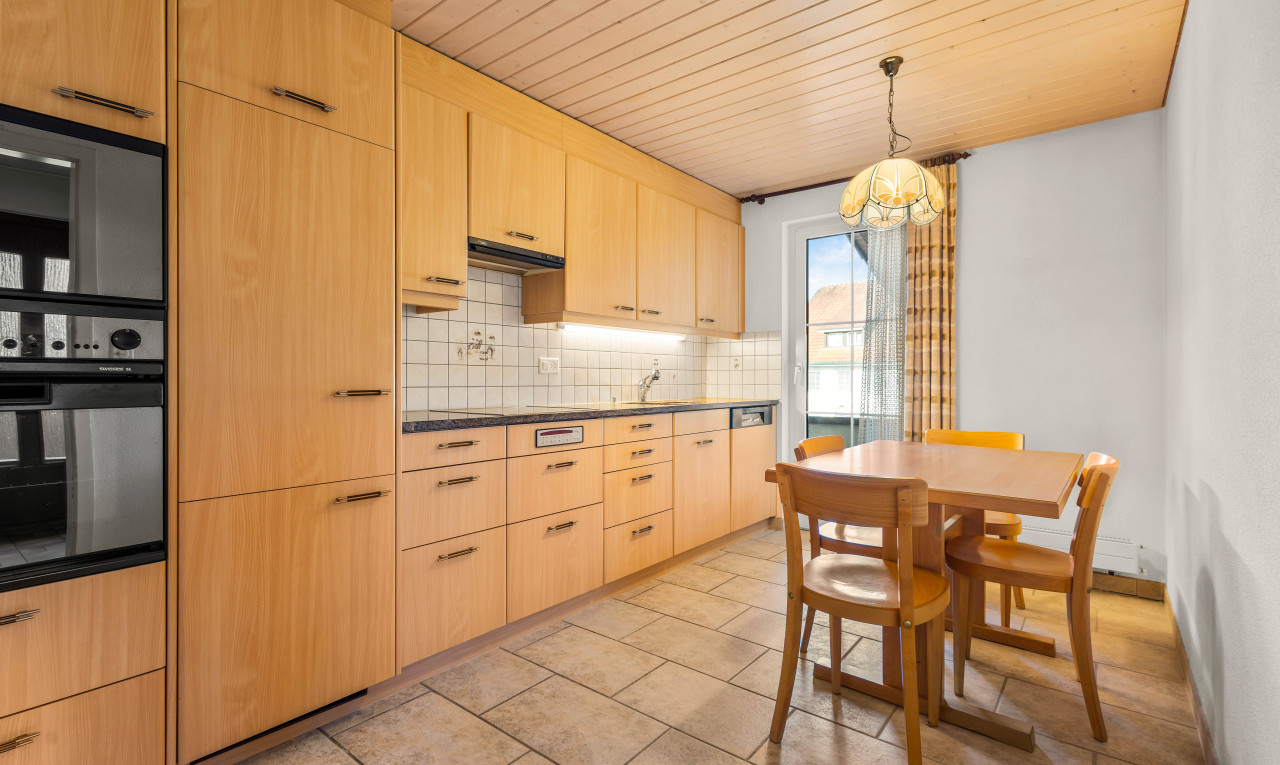 cuisine avec crédence, lustre, carrelage, suspension, et lumière naturelle