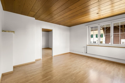 pièce vide avec plancher de bois, plafond de bois, et lumière naturelle