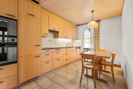 cuisine avec crédence, lustre, carrelage, suspension, et lumière naturelle