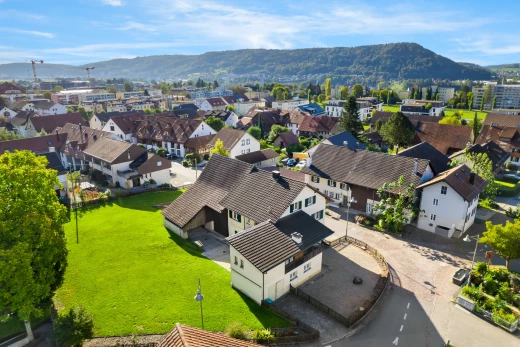 façade avec vue résidentielle, pelouse, et vue sur la montagne