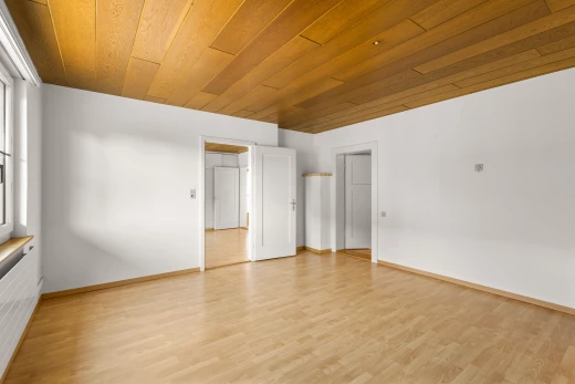 pièce vide avec plancher de bois et plafond de bois