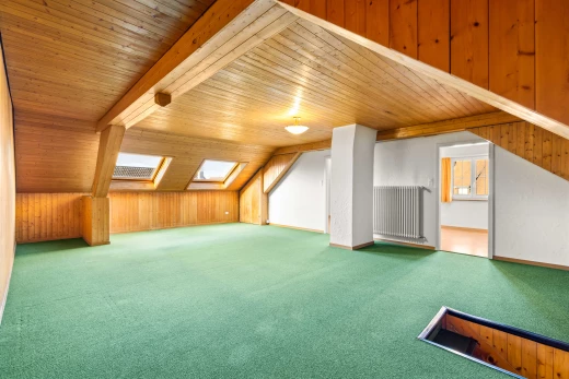 pièce vide avec moquette, lucarne, plafond voûté, plafond de bois, et plafond bas