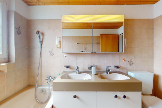 bad mit komplettes badezimmer, waschbecken, küchenrückwand beim herd, und fliesenwand