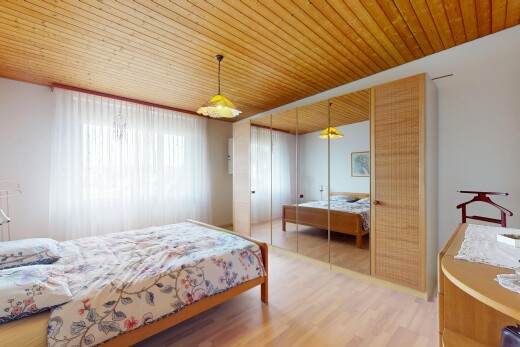 zimmer / schlafzimmer mit holzdecke, natürliches licht, gipskartonwand, und holzfußboden