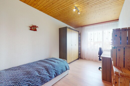 zimmer / schlafzimmer mit natürliches licht, deckenbeleuchtung, kleiderschrank, holzfußboden, und holzdecke