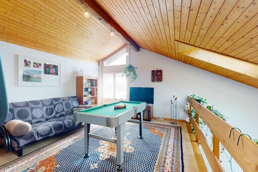 wohnzimmer mit holzdecke, fernseher, natürliches licht, balkendecke, und gipskartonwand