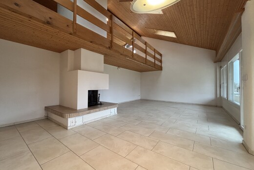 wohnzimmer mit dachschräge, vaulted ceiling, gipskartonwand, drywall, und inside property