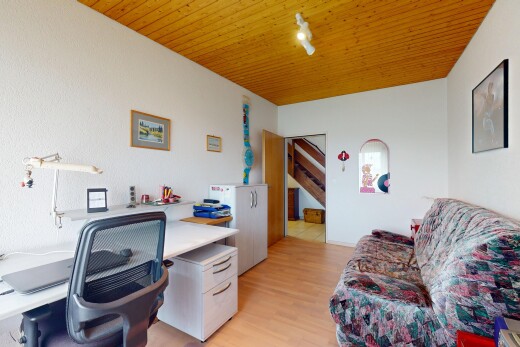 innenraum mit holzdecke, deckenbeleuchtung, bürobereich, und holzfußboden