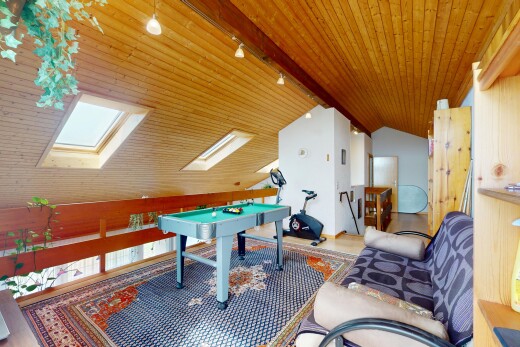 innenraum mit holzdecke, dachfenster, dachschräge, und billard