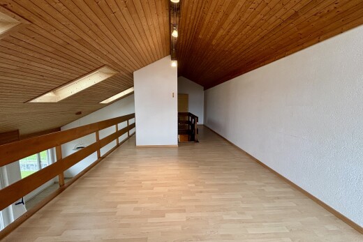 leerer raum mit holzdecke, wood ceiling, inside community, holzfußboden, und wood finish floor