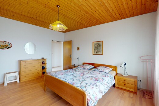 zimmer / schlafzimmer mit holzdecke, gipskartonwand, und holzfußboden