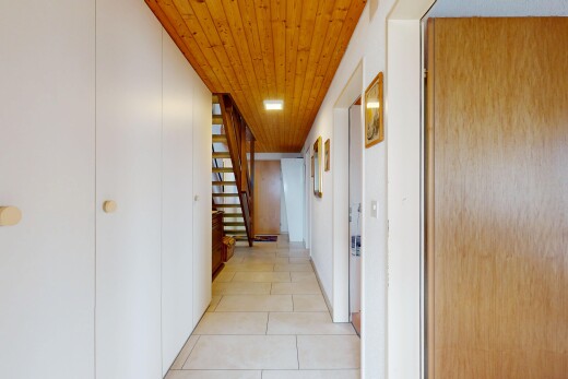 halle / korridor mit holzdecke, treppen, und fliesenboden