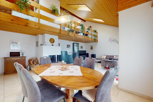 esszimmer mit fernseher, hohe decke, gipskartonwand, und fliesenboden