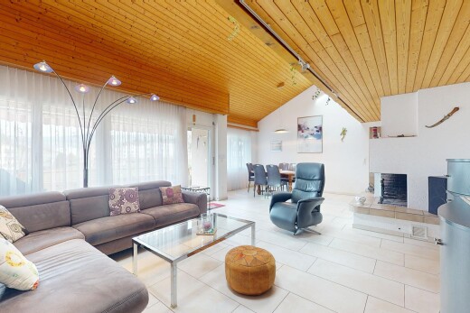 wohnzimmer mit deckenbeleuchtung, gipskartonwand, holzdecke, natürliches licht, und fliesenboden