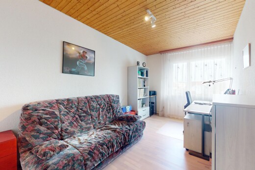 wohn- / esszimmer mit natürliches licht, deckenbeleuchtung, gipskartonwand, holzfußboden, und holzdecke