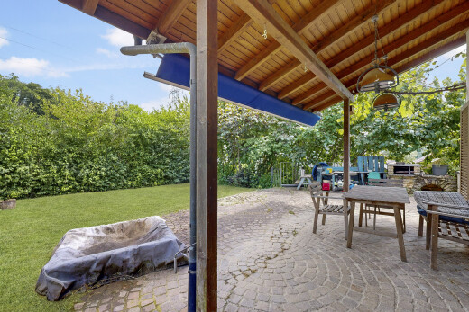 terrasse mit from property, terrasse, rasen, essbereich im freien, und day time