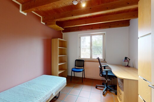 zimmer / schlafzimmer mit beamed ceiling, balkendecke, natural light, natürliches licht, und inside property