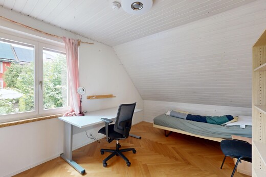 zimmer / schlafzimmer mit inside property, natürliches licht, natural light, dachschräge, und vaulted ceiling