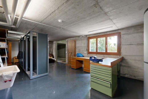 rezeption / lobby mit natural light, concrete floor, inside property, finished concrete floor, und concrete wall