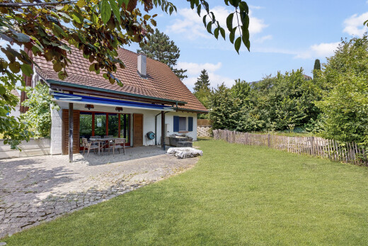 garten mit rasen, zaun, property visible, day time, und terrasse