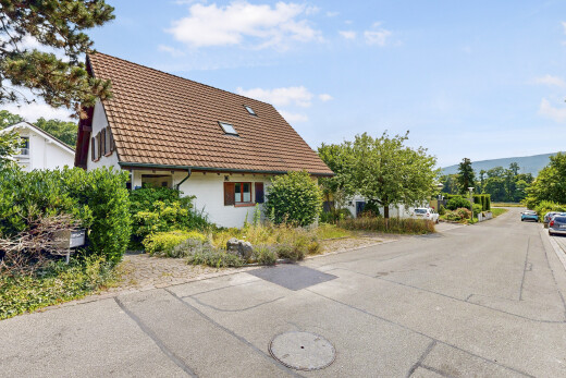 außenansicht mit ziegeldach, day time, property visible, und stuckverkleidung