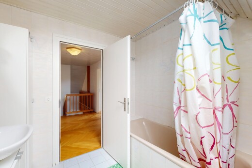 bad mit inside property, kombiniertes bad / dusche, parquet floor, schminktisch, und komplettes badezimmer