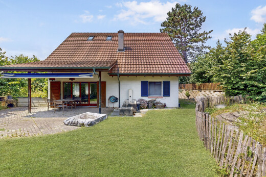 außenansicht mit ziegeldach, schornstein, property visible, terrasse, und rasen