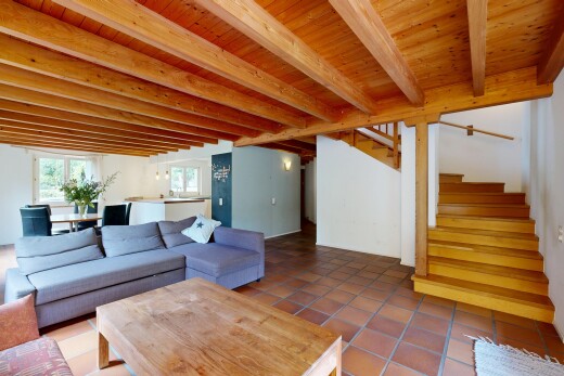 wohnzimmer mit natürliches licht, natural light, treppen, inside property, und fliesenboden