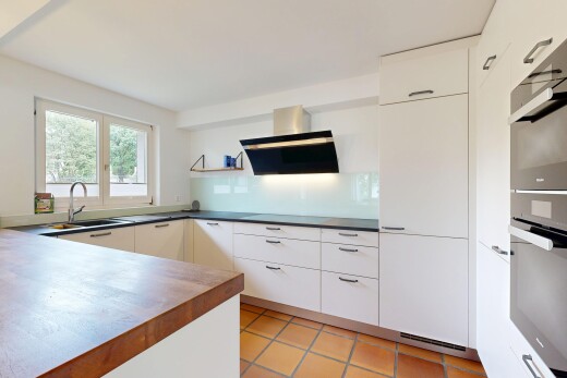 küche mit dunstabzugshaube, ofen, waschbecken, inside property, und natürliches licht